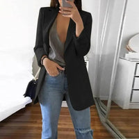 Frau in schwarzem Blazer und Jeans, Spiegel-Selfie, modisches Outfit, lässiger Stil