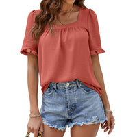 Frau in rotem Blusentop und blauen Jeansshorts, Sommermode, Freizeitkleidung, Damenoutfit.