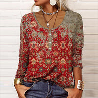 Frau in rotem, gemustertem Langarmshirt, Jeans, Schmuck, modisch, lässig, Boho-Stil.