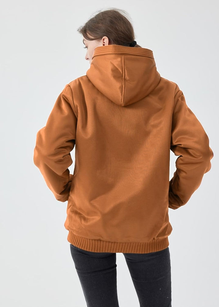 Frau in brauner Kapuzenjacke aus Baumwolle, Rückansicht, lässige Mode, Herbstbekleidung.