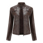 Braune Lederjacke für Damen, Reißverschlüsse, Stehkragen, modisch, elegant, Herbstmode.