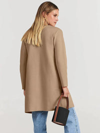Frau trägt beige Damen-Cardigan, lässig, langärmelig, kombiniert mit blauer Jeans.