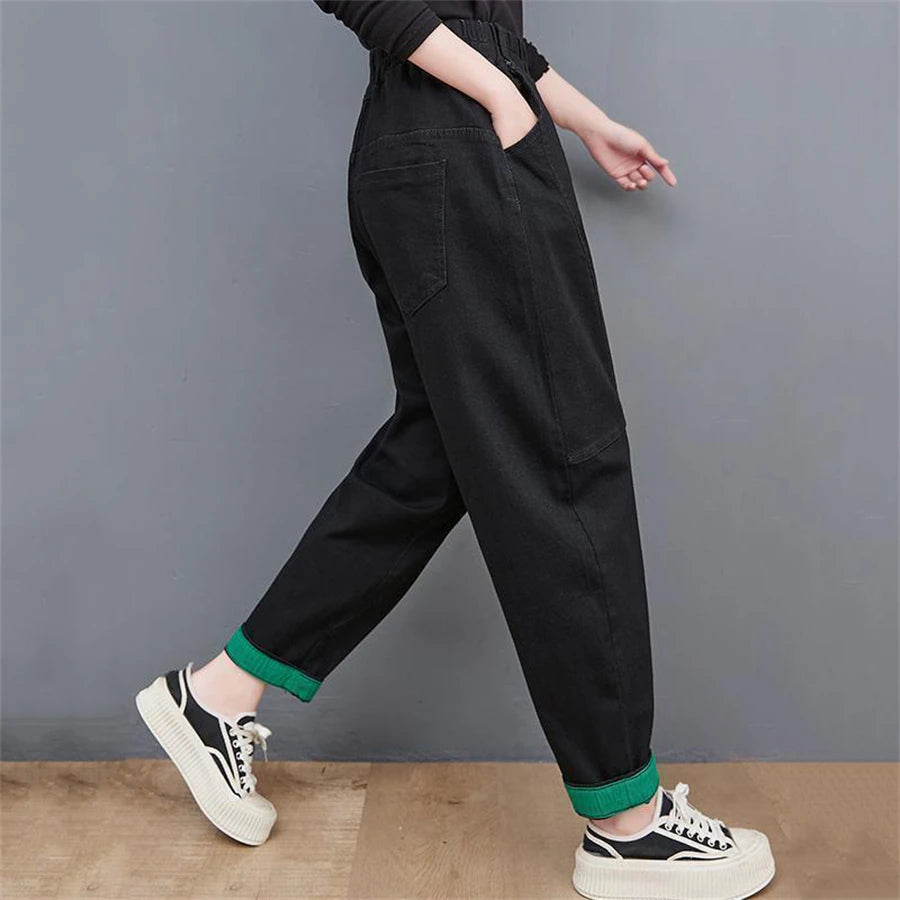 Damen schwarze Jogginghose mit grünen Bündchen, lässig, bequem, modisch, Streetwear.