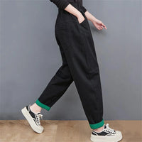 Damen schwarze Jogginghose mit grünen Bündchen, lässig, bequem, modisch, Streetwear.