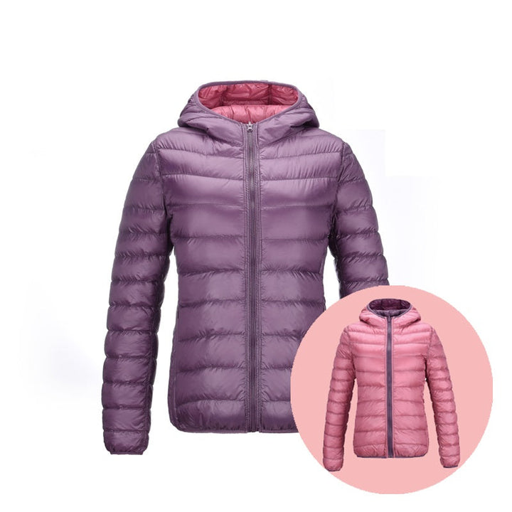 Lila Daunenjacke mit Kapuze, leicht, Damenmode, Winterbekleidung, isoliert, warm.