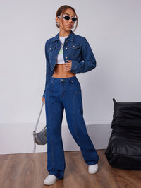 Frau in blauer Jeansjacke und Jeanshose, weißes Crop-Top, Sonnenbrille, modisch, lässig.