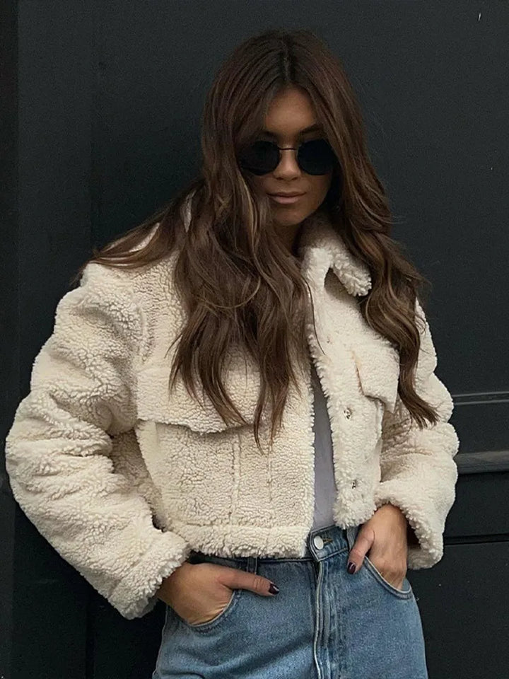 Frau in weißer Kunstlammfelljacke, lange Ärmel, Herbstmode, Streetwear, 2023.