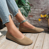 Damen Ballerinas beige, atmungsaktiv, flach, lässig, Sommermode, Jeans, Holzterrasse.
