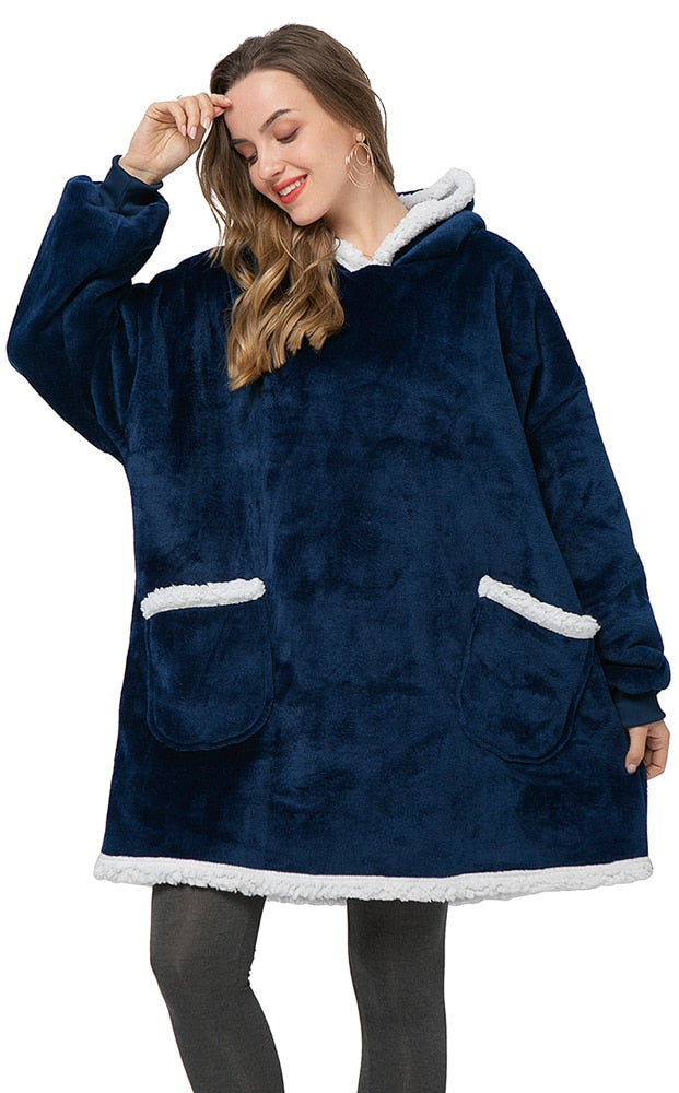 Flauschiger blauer Oversize-Hoodie mit Taschen und Kapuze, Damenmode, Winterkleidung.