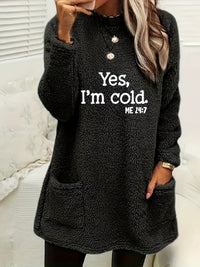 Frau in schwarzem Fleece-Pullover mit Aufschrift "Yes, I'm cold", lässige Wintermode.