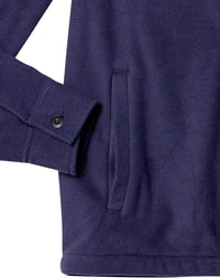 Dunkelblauer Fleece-Pullover mit Knopfmanschette und Tasche, warme Winterbekleidung.