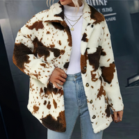 Frau in braun-weiß gefleckter Teddyjacke, Jeans, Rollkragenpullover, modisch, Herbstmode.