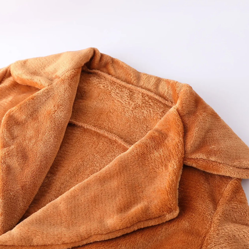 Brauner Plüschmantel mit Reverskragen, weiches Material, modische Winterbekleidung.