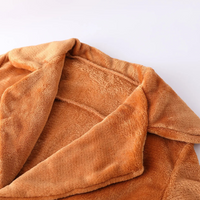 Brauner Plüschmantel mit Reverskragen, weiches Material, modische Winterbekleidung.