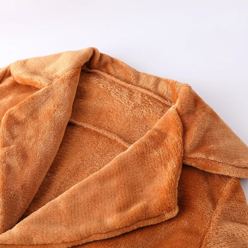 Brauner Plüschmantel mit Reverskragen, weiches Material, modische Winterbekleidung.