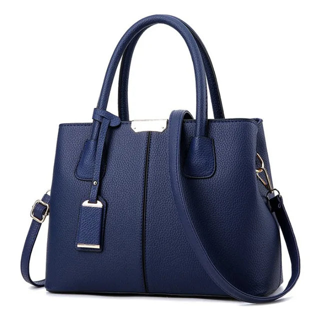 Blaue Damenhandtasche aus Leder mit Schulterriemen, elegant und modisch.