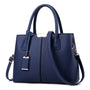 Blaue Damenhandtasche aus Leder mit Schulterriemen, elegant und modisch.