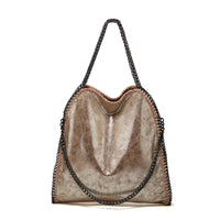 Beige Damenhandtasche aus Leder mit Kettenriemen, modisch und elegant.