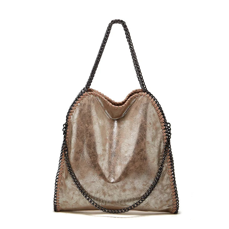 Beige Damenhandtasche aus Leder mit Kettenriemen, modisch und elegant.