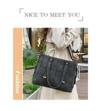 Damenhandtasche schwarz, Lederoptik, elegant, modisch, geräumig, Schulterriemen, Alltagsgebrauch.