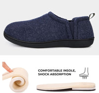 Dunkelblauer Filzhausschuh mit schwarzer Sohle, bequeme Einlegesohle, stoßdämpfend.