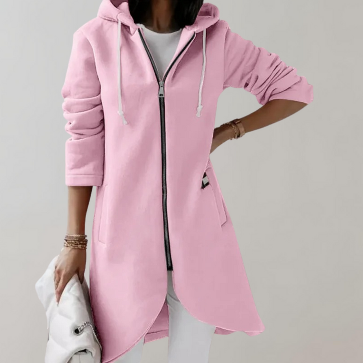 Frau in rosa Kapuzenmantel mit Reißverschluss, lässige Mode, Damenbekleidung, Herbststil.