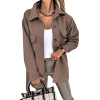 Frau in brauner Jacke, weißem Top, Lederhose, hält karierte Tasche, modisch, elegant.