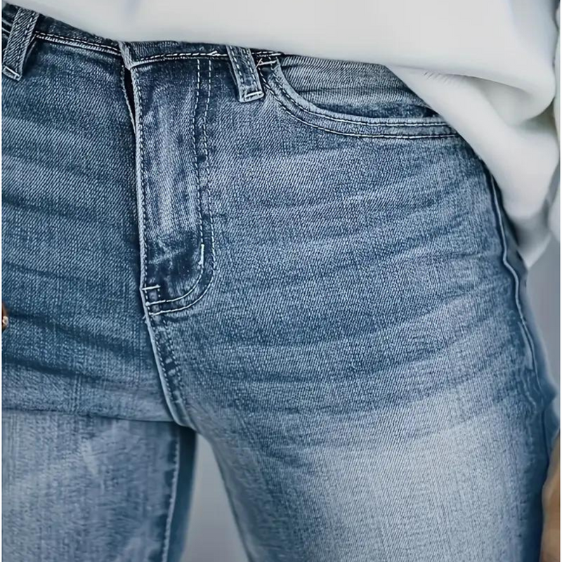 Damenjeans aus blauem Denim, Nahaufnahme, modische Damenbekleidung, lässiger Stil.
