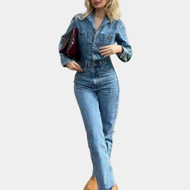 Frau in blauer Jeans-Overall, hält braune Tasche, modisch, lässig, Streetwear.