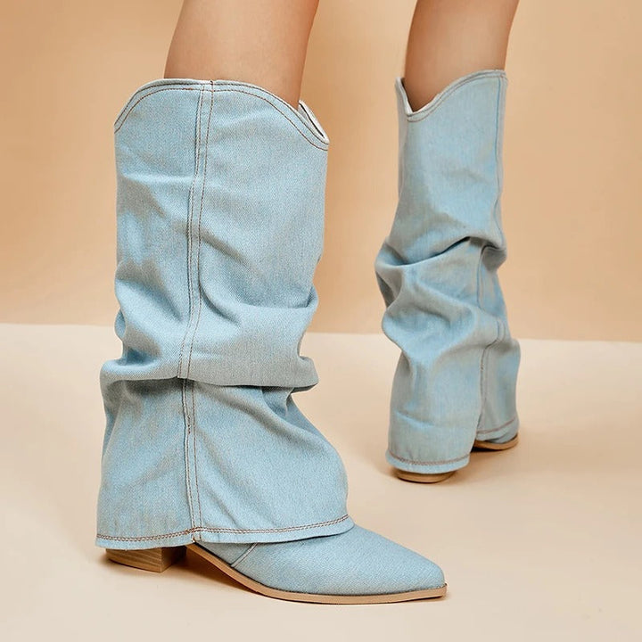 Damen Cowboy-Stiefel aus hellblauem Denim, modisch, knöchelhoch, flacher Absatz.