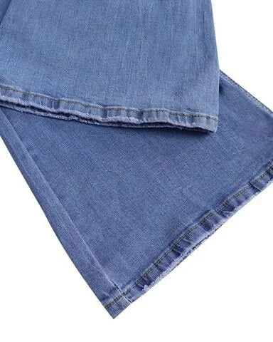 Zwei blaue Jeansstoffe, Denim-Material, Nahaufnahme, Textilstruktur, Mode, Bekleidung.