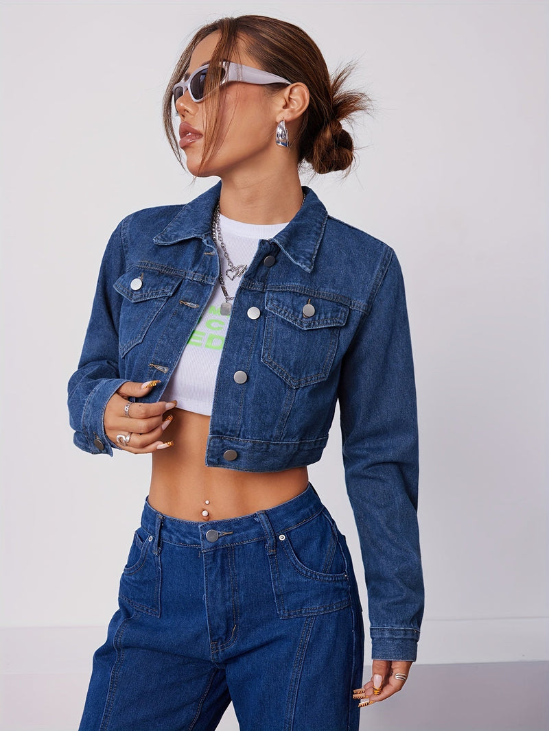 Frau in blauer Jeansjacke und Sonnenbrille, modisch, lässig, urbaner Stil.