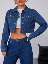 Frau in blauer Jeansjacke und Jeanshose, modisch, lässig, Streetwear, Damenmode.