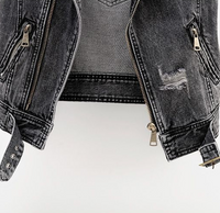 Schwarze Jeansjacke mit Reißverschlüssen, Vintage-Look, Herrenmode, lässiger Stil.