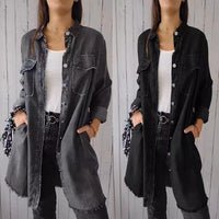 Zwei Frauen in langen, schwarzen Jeansjacken mit weißen T-Shirts und schwarzen Hosen.