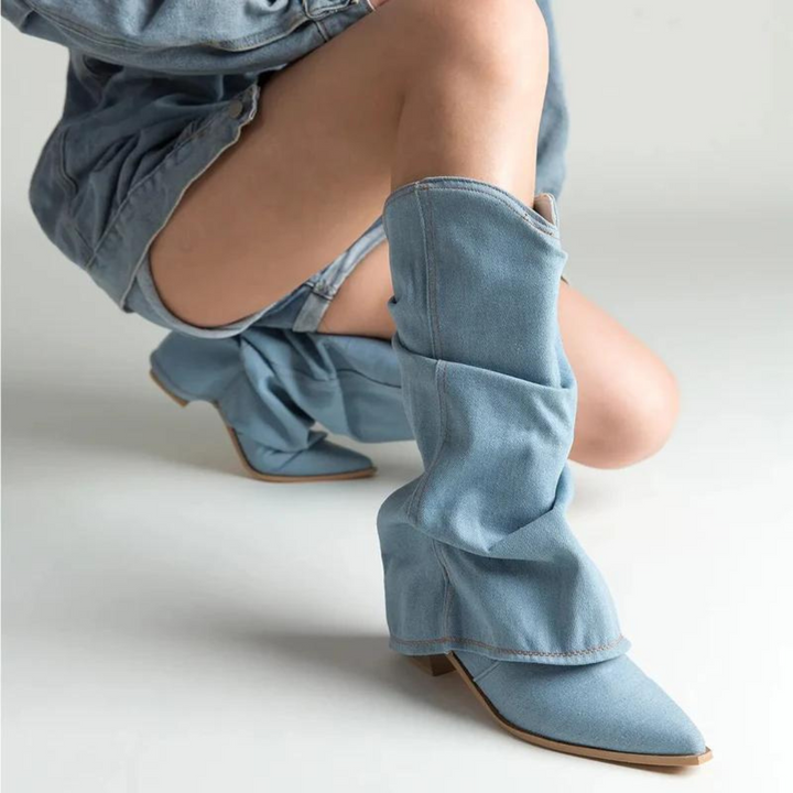 Damen Stiefel aus hellblauem Denim, spitzer Absatz, modisch, knielang, trendige Schuhe.