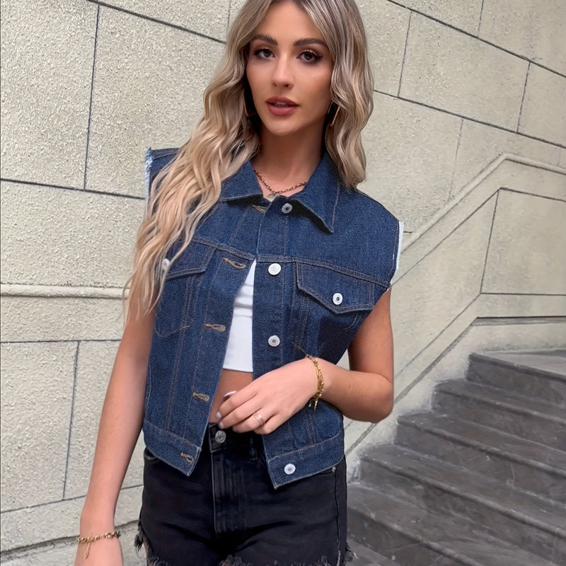 Frau in blauer Jeansweste und schwarzer Shorts auf Treppe, modische Freizeitkleidung.