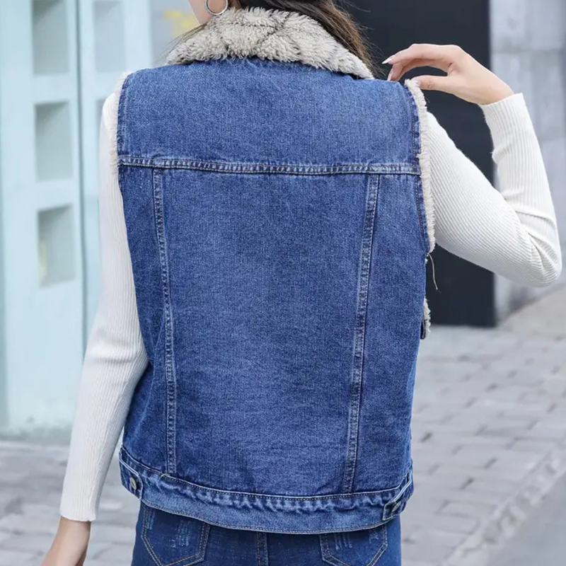 Frau in blauer Jeansweste mit Fellkragen, Rückansicht, modische Damenbekleidung, urbaner Stil.