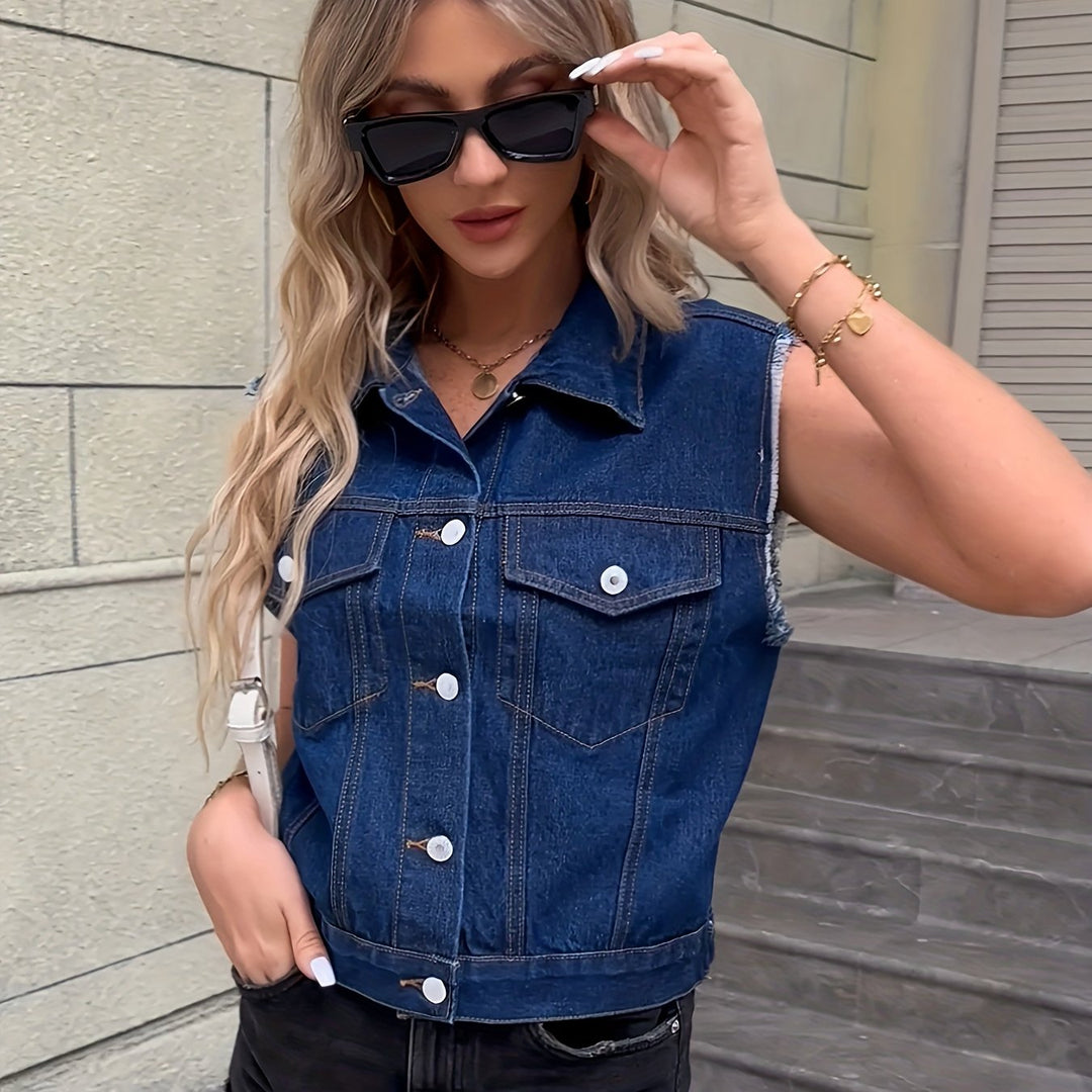 Frau in ärmelloser blauer Jeansweste, schwarze Sonnenbrille, blonde Haare, modisch, urban.