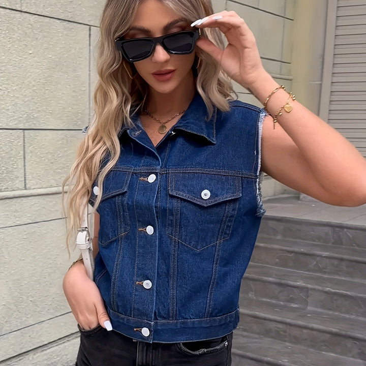 Frau in ärmelloser blauer Jeansweste, schwarze Sonnenbrille, blonde Haare, modisch, urban.