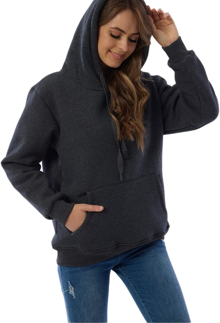Frau in dunkelgrauem Kapuzenpullover und blauer Jeans, lässige Mode, gemütlicher Hoodie.