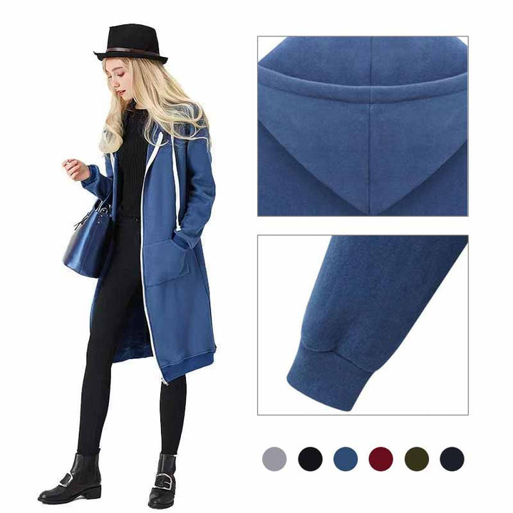 Frau in blauem Kapuzenmantel, schwarzer Hut, schwarze Stiefel, modisch, Herbstkleidung.