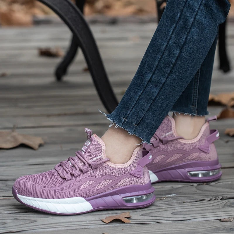 Lila Damen-Sneaker, atmungsaktiv, mit Luftpolstersohle, auf Holzdeck, Herbstlaub.