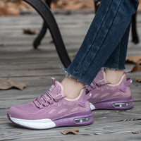 Lila Damen-Sneaker, atmungsaktiv, mit Luftpolstersohle, auf Holzdeck, Herbstlaub.