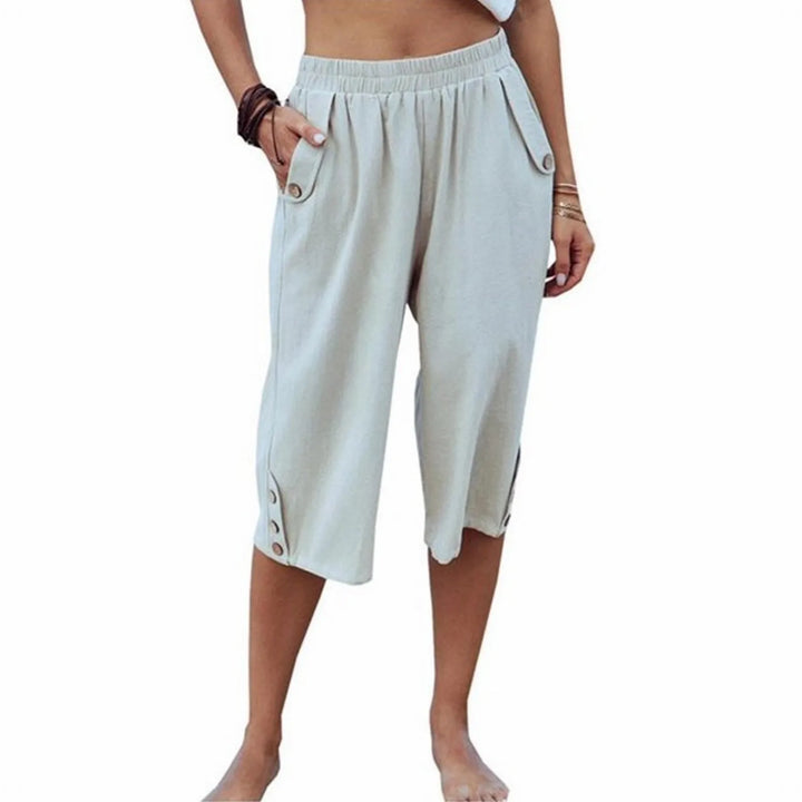 Damen Leinenhose, beige, knielang, elastischer Bund, Sommermode, Freizeitkleidung.