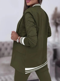 Frau in olivgrünem Blazer und Hose, gestreifte Bündchen, elegantes Damenoutfit, seitliche Ansicht.