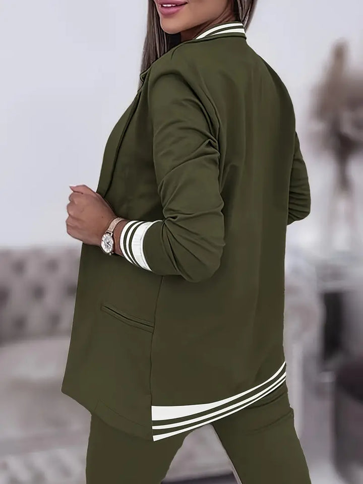 Frau in olivgrünem Blazer und Hose, gestreifte Bündchen, elegantes Damenoutfit, seitliche Ansicht.