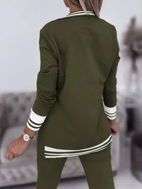 Frau in olivgrünem Zweiteiler mit weißen Streifen, modisch, lässig, elegantes Outfit.