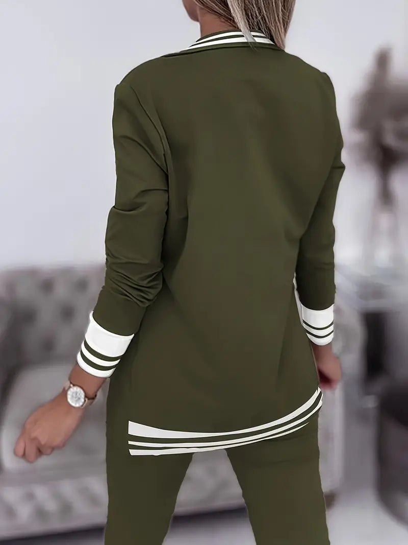 Frau in olivgrünem Zweiteiler mit weißen Streifen, modisch, lässig, elegantes Outfit.