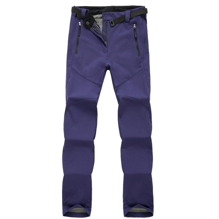 Lila Outdoorhose Herren, wasserdicht, atmungsaktiv, mit Reißverschlusstaschen, robustes Material.